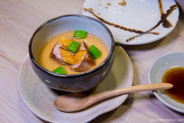 【臺南美食】台南預約制無菜單料理，坐在板前看料理長現場製作割烹料理，提供板前座位及包廂空間~鮨本味 - 南人幫