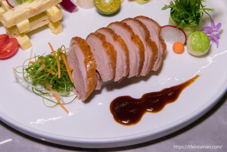 【臺南美食】清明期間限定4~6人份潤餅套餐(需預約),把烤鴨、烏魚子、海陸食材包進去,精緻型潤餅,還有平日外帶限定的外帶小鴨~玥圓坊潤餅三重奏 - 南人幫