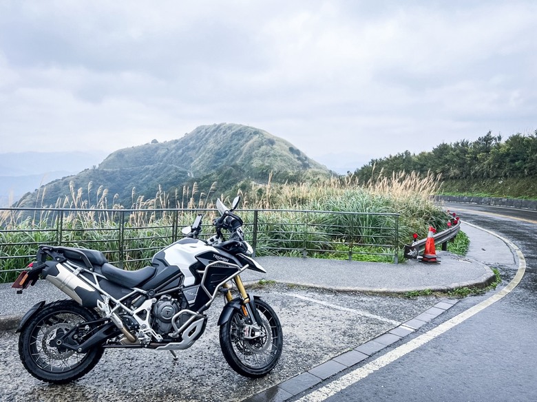 Triumph Tiger 1200 Rally Explorer寒流直上草山雷達站