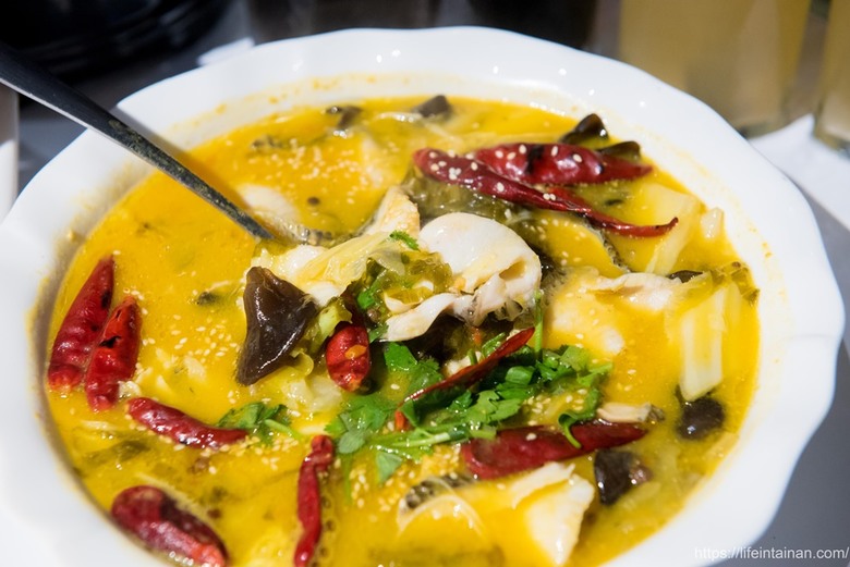 滿玥軒金湯酸菜黑魚~【臺南美食】在安平的中式料理餐廳“金湯酸菜黑魚”,客家酸菜與主廚金湯熬煮,再搭配烤鴨和經典菜色魚躍龍門4人套餐 - 南人幫