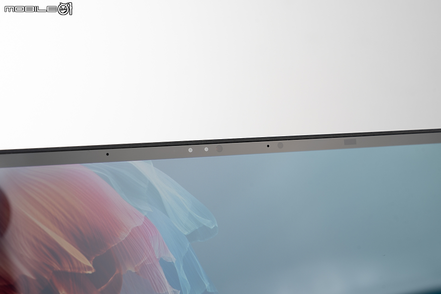 ASUS Zenbook DUO (2024) UX8406 測試報告｜保有最佳行動效能與續航的雙螢幕筆電