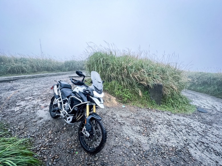 Triumph Tiger 1200 Rally Explorer寒流直上草山雷達站