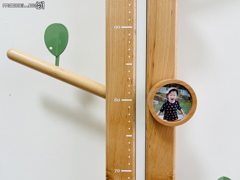 點我看大圖 開箱 日本林製作所 Growing Tree 長高樹!不只量身高,也是實木衣架,更是記錄寶貝成長喜悅的居家擺設!