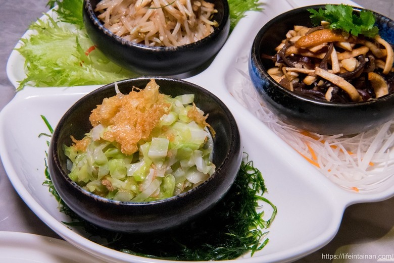 【臺南美食】清明期間限定4~6人份潤餅套餐(需預約),把烤鴨、烏魚子、海陸食材包進去,精緻型潤餅,還有平日外帶限定的外帶小鴨~玥圓坊潤餅三重奏 - 南人幫
