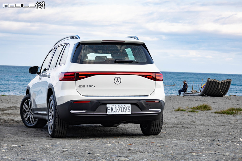 Mercedes-Benz EQB 250+、300 4MATIC小改款試駕|配備、續航有感進步,新動力更展現高CP值!