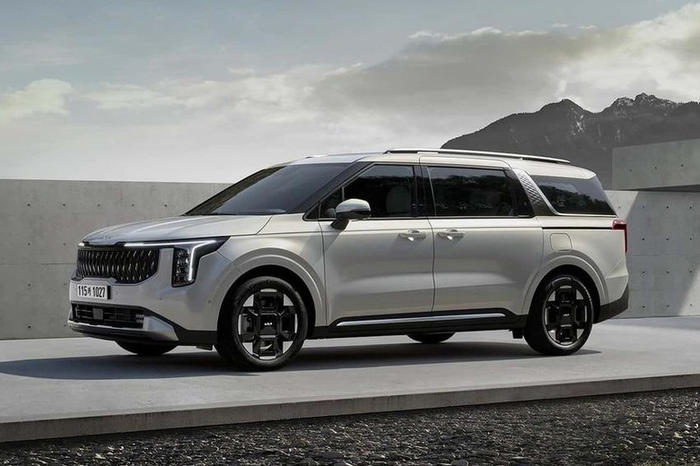 Kia 七人座 MPV 現身車安網合格認證！新款 Carnival 外觀內裝豪華升級