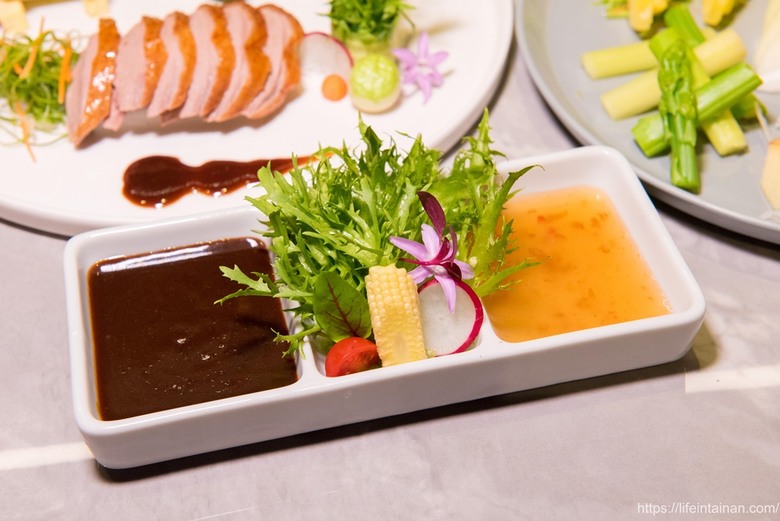 【臺南美食】清明期間限定4~6人份潤餅套餐(需預約),把烤鴨、烏魚子、海陸食材包進去,精緻型潤餅,還有平日外帶限定的外帶小鴨~玥圓坊潤餅三重奏 - 南人幫