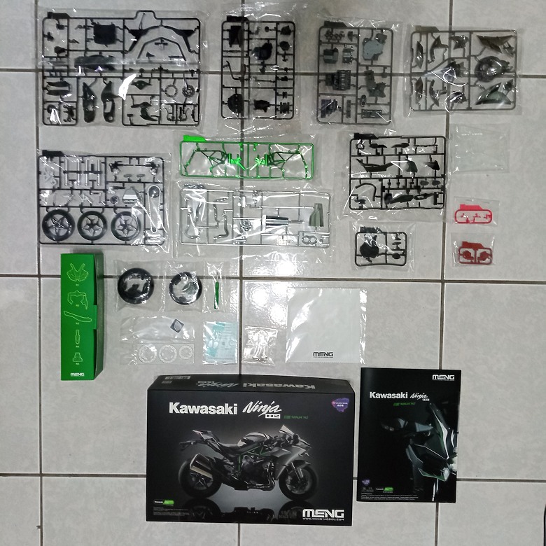 點我看大圖 【模型新手也能輕鬆組 Part1】MENG 1/9 KAWASAKI H2 悅色版 重機模型