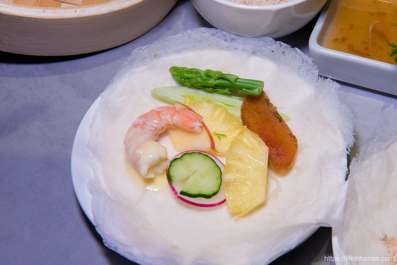 【臺南美食】清明期間限定4~6人份潤餅套餐(需預約),把烤鴨、烏魚子、海陸食材包進去,精緻型潤餅,還有平日外帶限定的外帶小鴨~玥圓坊潤餅三重奏 - 南人幫