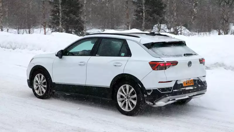 2025 Volkswagen T-Roc雪地測試中 依然使用傳統燃油動力！