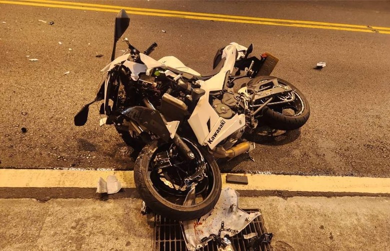 黃牌對撞遊覽車，騎士躺地先打卡