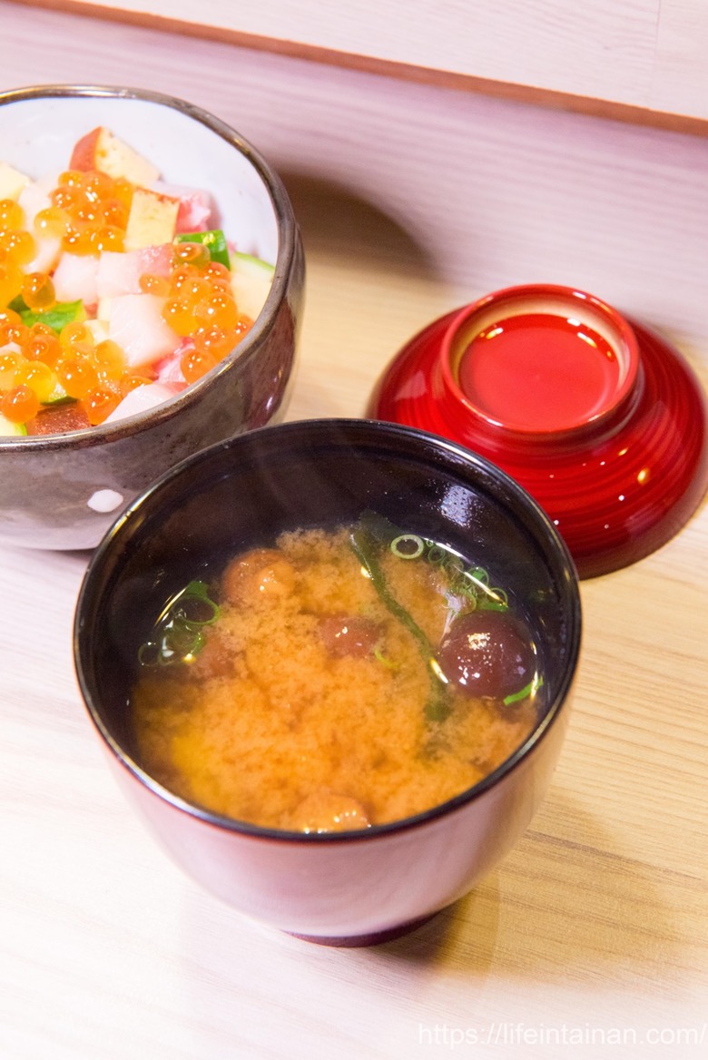【臺南美食】台南預約制無菜單料理，坐在板前看料理長現場製作割烹料理，提供板前座位及包廂空間~鮨本味 - 南人幫