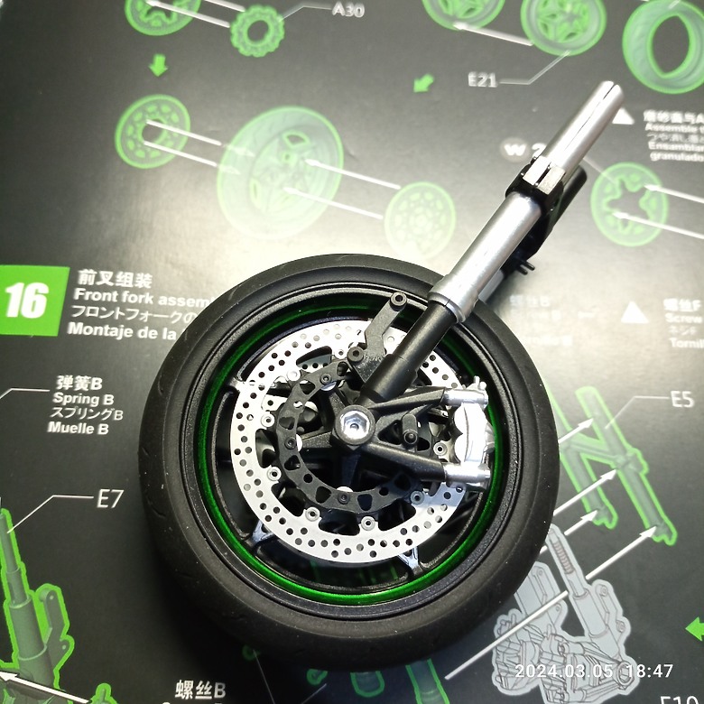 點我看大圖 【模型新手也能輕鬆組 Part1】MENG 1/9 KAWASAKI H2 悅色版 重機模型