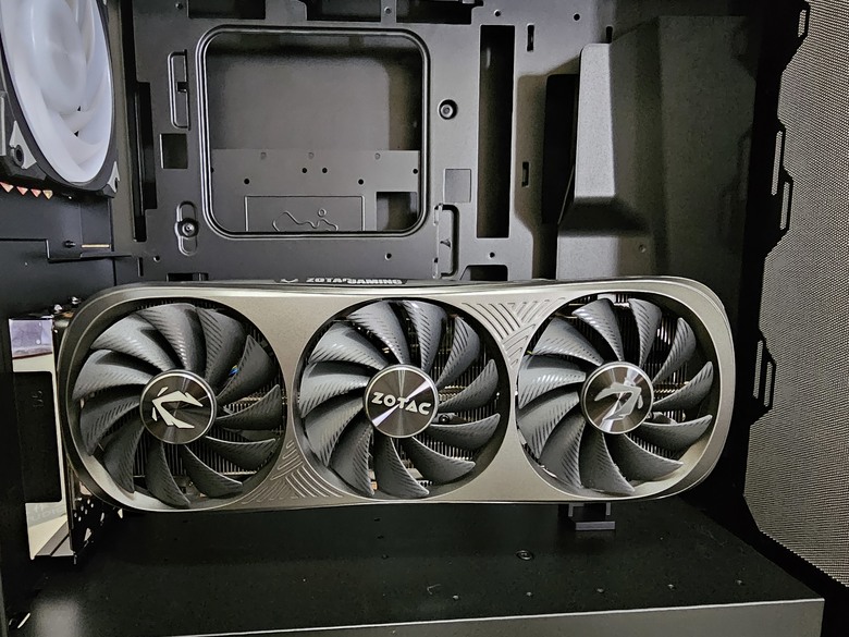 顯示卡不只玩遊戲，還能用AI來解答疑難雜症~ ZOTAC GAMING RTX4080 SUPER Trinity開箱及測試