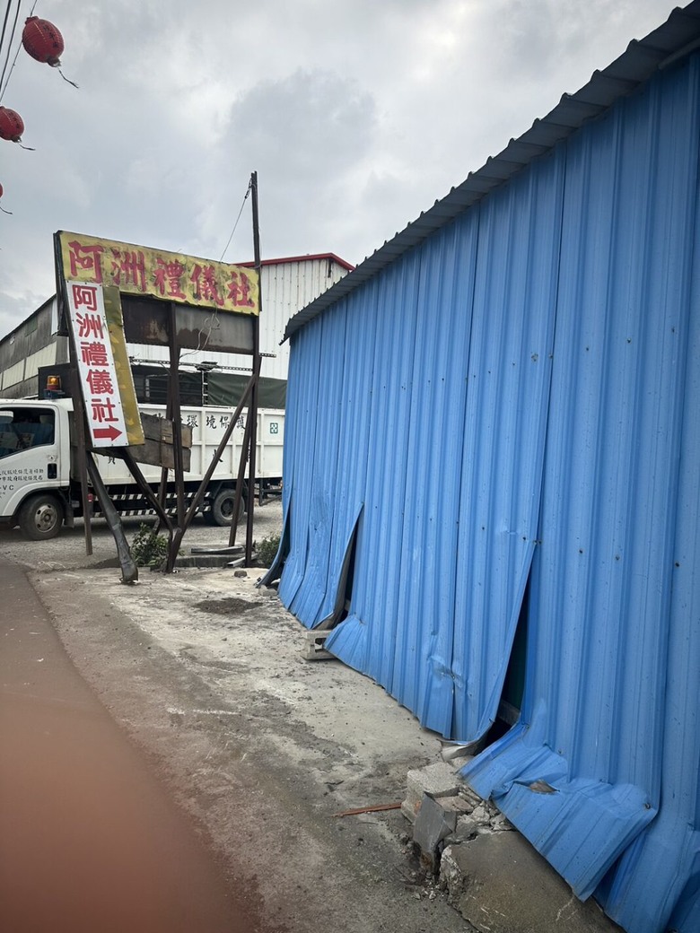 白賓超車失敗，撞路旁貨車，車頭全毀
