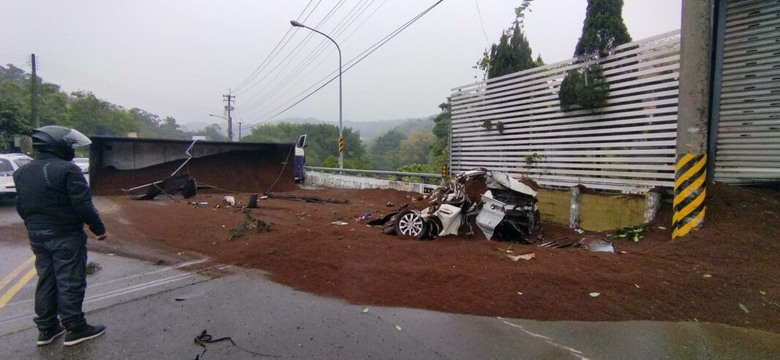 砂石車過彎翻覆，壓跨小客車，更新第二視角事發清楚影像