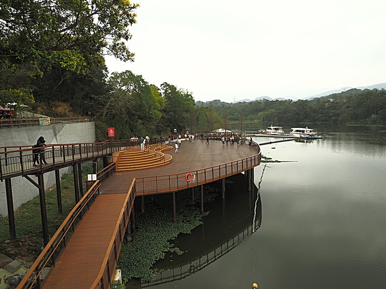 峨眉湖步道、細茅埔吊橋、富興老街、大自然文化世界、世界幸福咖啡總店-快樂咖啡坊，外掛關西一銀麵 — 浪漫臺三線之新竹峨眉湖半日行旅