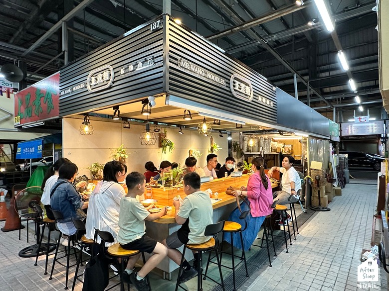 點我看大圖 高雄左營|王煮麵_龍華市場內文青麵店