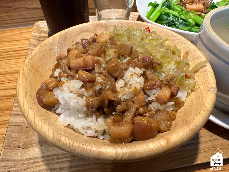 點我看大圖 高雄左營|王煮麵_龍華市場內文青麵店