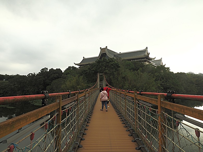 峨眉湖步道、細茅埔吊橋、富興老街、大自然文化世界、世界幸福咖啡總店-快樂咖啡坊，外掛關西一銀麵 — 浪漫臺三線之新竹峨眉湖半日行旅