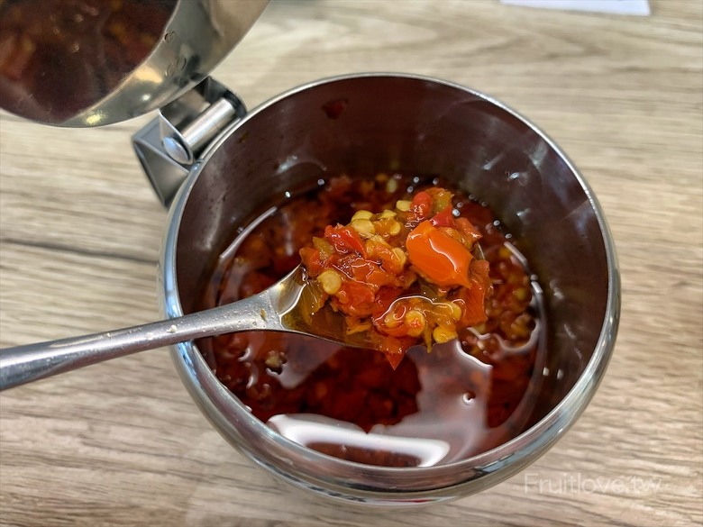 招牌土雞肉鮮嫩，湯頭濃郁的雞肉湯麵，還有許多好吃的小菜可選擇