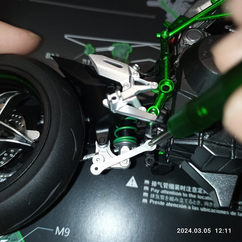 點我看大圖 【模型新手也能輕鬆組 Part1】MENG 1/9 KAWASAKI H2 悅色版 重機模型