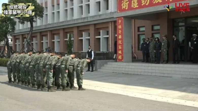國軍帽子國旗變「黑天白日滿地綠」 軍方稱低視度 栗正傑：又不是要戴去打仗