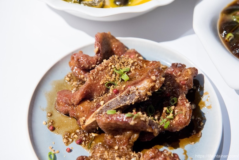 滿玥軒金湯酸菜黑魚~【臺南美食】在安平的中式料理餐廳“金湯酸菜黑魚”,客家酸菜與主廚金湯熬煮,再搭配烤鴨和經典菜色魚躍龍門4人套餐 - 南人幫