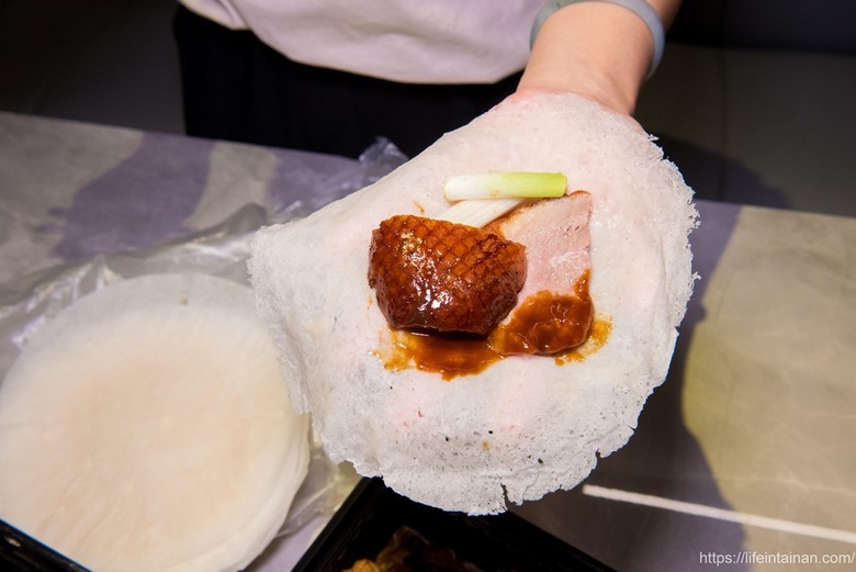 【臺南美食】清明期間限定4~6人份潤餅套餐(需預約),把烤鴨、烏魚子、海陸食材包進去,精緻型潤餅,還有平日外帶限定的外帶小鴨~玥圓坊潤餅三重奏 - 南人幫
