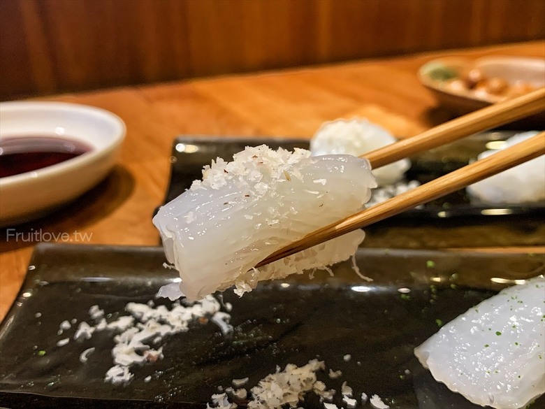 日式無菜單料理，以生食、海鮮料理為主，沒預約吃不到