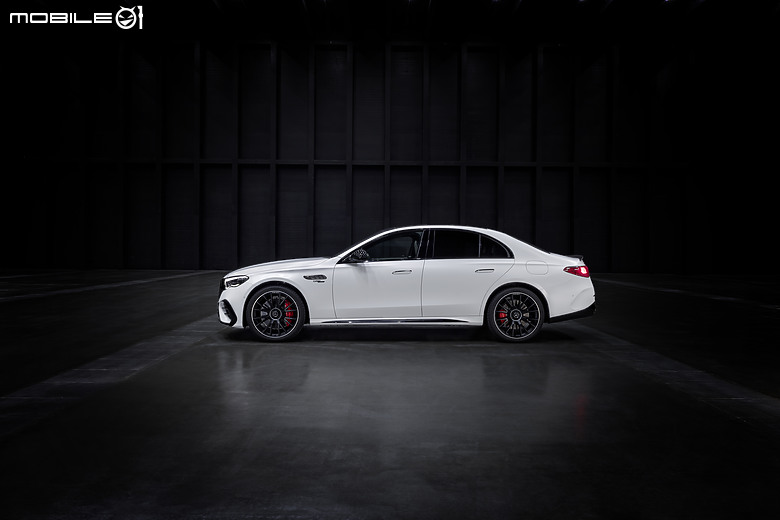 【海外新訊】Mercedes-AMG E 53 HYBRID 4MATIC+發表，輸出媲美八缸、純電最大續航超過100公里！