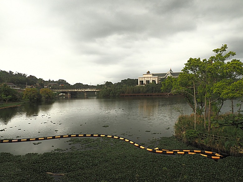 峨眉湖步道、細茅埔吊橋、富興老街、大自然文化世界、世界幸福咖啡總店-快樂咖啡坊，外掛關西一銀麵 — 浪漫臺三線之新竹峨眉湖半日行旅