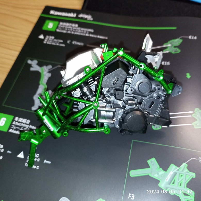點我看大圖 【模型新手也能輕鬆組 Part1】MENG 1/9 KAWASAKI H2 悅色版 重機模型