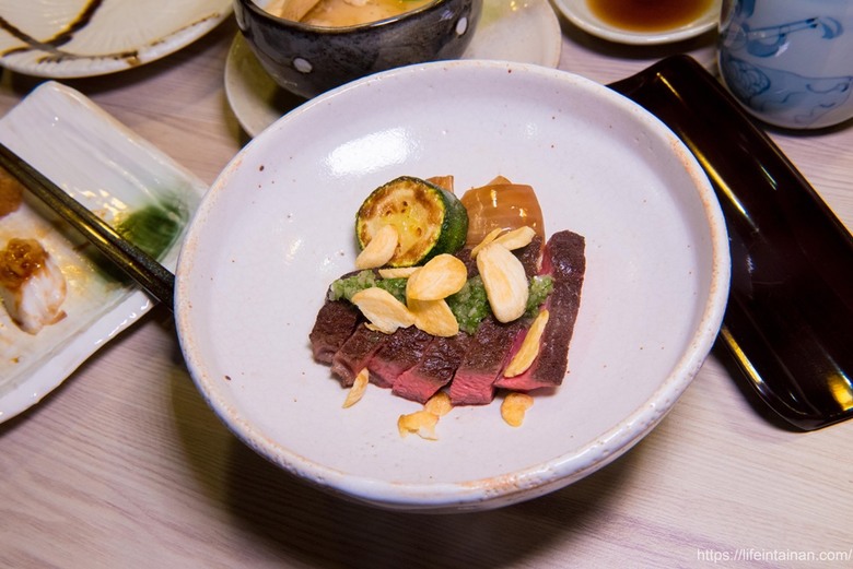 【臺南美食】台南預約制無菜單料理，坐在板前看料理長現場製作割烹料理，提供板前座位及包廂空間~鮨本味 - 南人幫