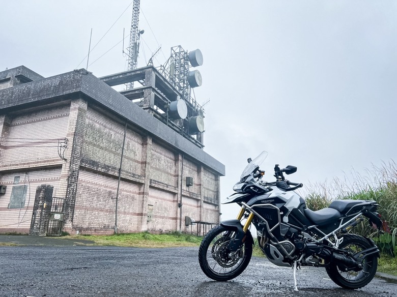 Triumph Tiger 1200 Rally Explorer寒流直上草山雷達站