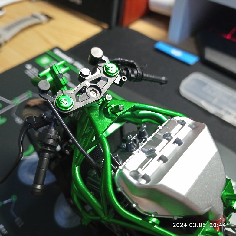 點我看大圖 【模型新手也能輕鬆組 Part1】MENG 1/9 KAWASAKI H2 悅色版 重機模型