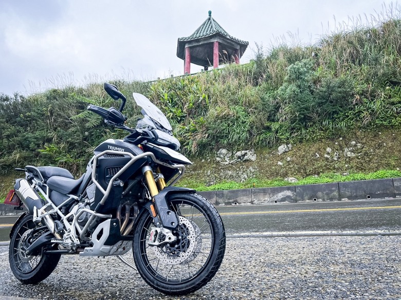 Triumph Tiger 1200 Rally Explorer寒流直上草山雷達站