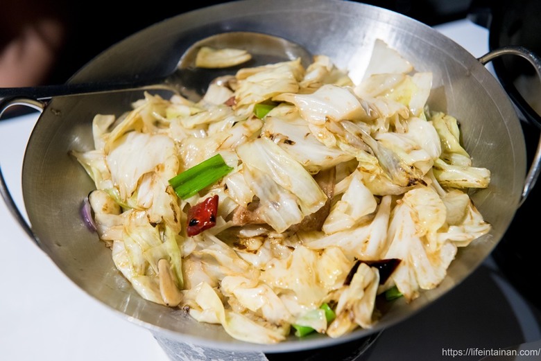 滿玥軒金湯酸菜黑魚~【臺南美食】在安平的中式料理餐廳“金湯酸菜黑魚”,客家酸菜與主廚金湯熬煮,再搭配烤鴨和經典菜色魚躍龍門4人套餐 - 南人幫