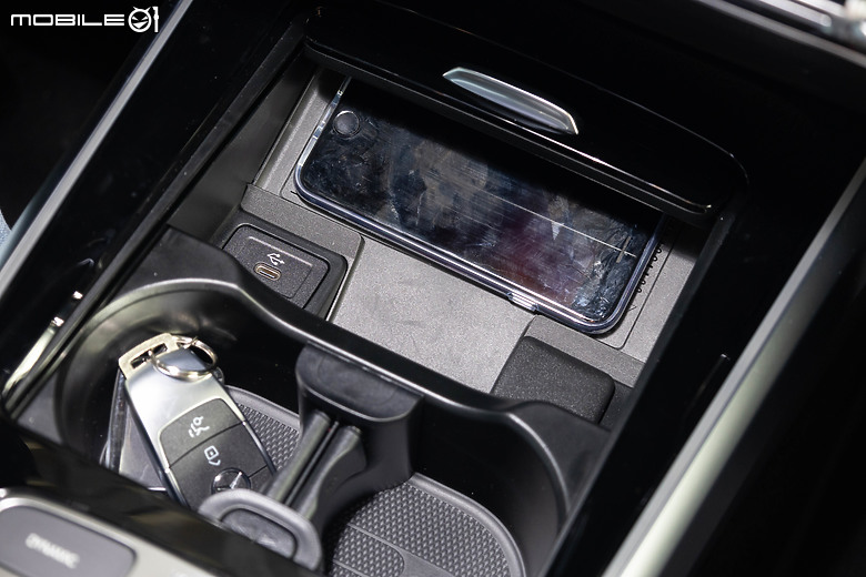 Mercedes-Benz EQB 250+、300 4MATIC小改款試駕|配備、續航有感進步,新動力更展現高CP值!