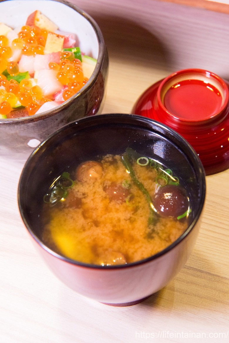 【臺南美食】台南預約制無菜單料理，坐在板前看料理長現場製作割烹料理，提供板前座位及包廂空間~鮨本味 - 南人幫