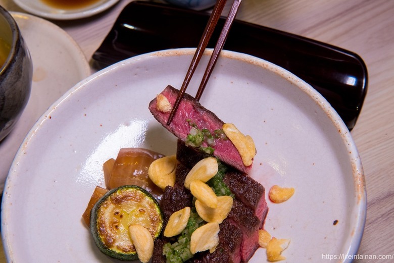 【臺南美食】台南預約制無菜單料理，坐在板前看料理長現場製作割烹料理，提供板前座位及包廂空間~鮨本味 - 南人幫