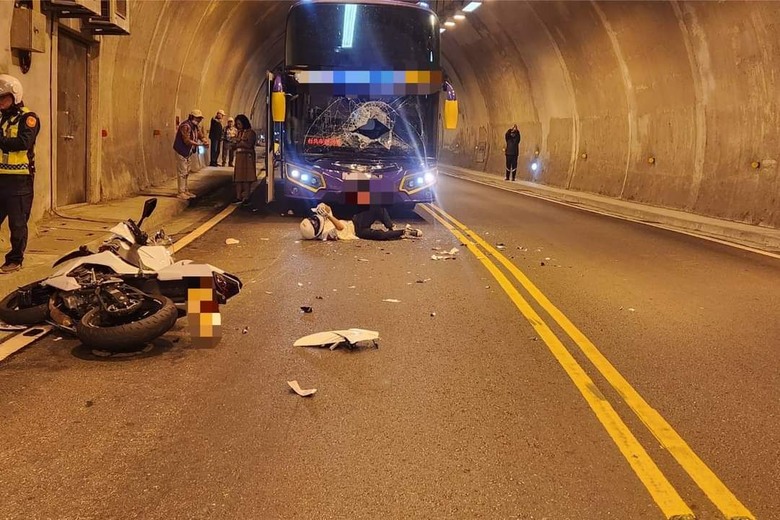 黃牌對撞遊覽車，騎士躺地先打卡