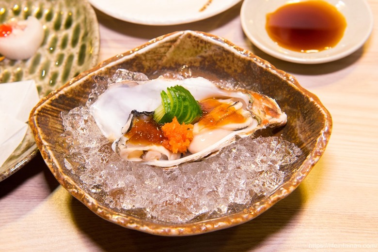 【臺南美食】台南預約制無菜單料理，坐在板前看料理長現場製作割烹料理，提供板前座位及包廂空間~鮨本味 - 南人幫
