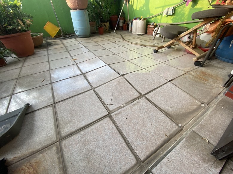 陽台磁磚膨拱改水泥地