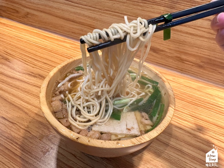 點我看大圖 高雄左營|王煮麵_龍華市場內文青麵店