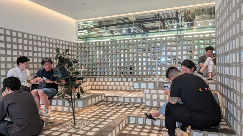泰國出差兩周見聞- Part III 曼谷World Trade Center / 參拜四面佛 / 曼谷街頭閒晃 / 台人最愛逛的Big C / % Arabica coffee初體驗