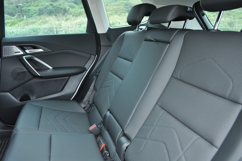 點我看大圖 2024 BMW iX1開箱 | 令人驚豔的純電駕馭樂趣