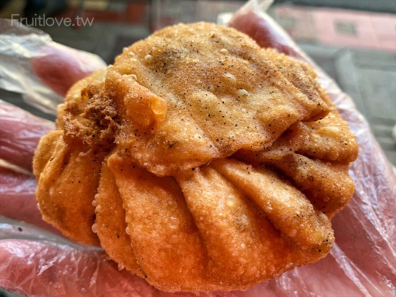 不能錯過的蚵仔包，外皮酥脆，內餡包滿，鮮蚵飽滿鮮甜