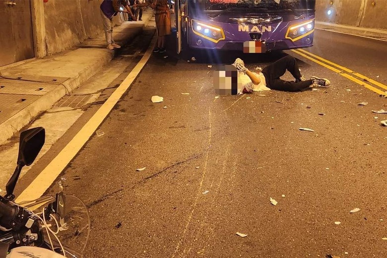 黃牌對撞遊覽車，騎士躺地先打卡