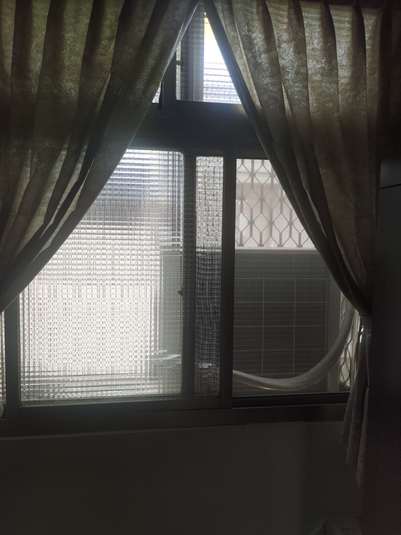 冷氣室外機安裝在窗戶防護欄的安全疑問？